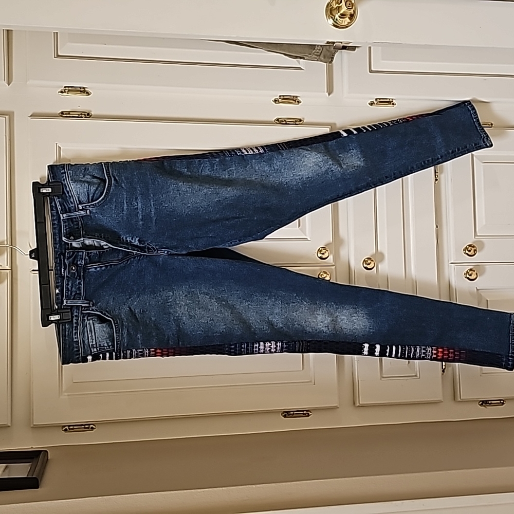 Levi's high-rise skinny 32w 30l never worn. Side embroidery